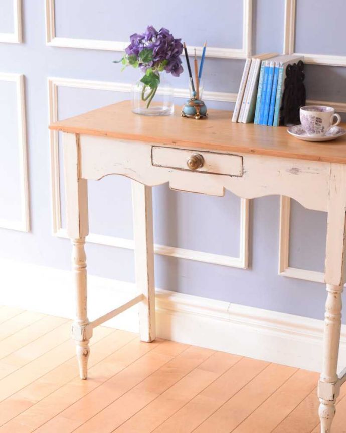 アンティークのテーブル　アンティーク家具　引き出し付きアンティーク家具、ペイント仕上げのフレンチコンソールテーブル。フランスらしい色使いペイントの家具はパッとお部屋を明るい印象に。(k-2262-f)