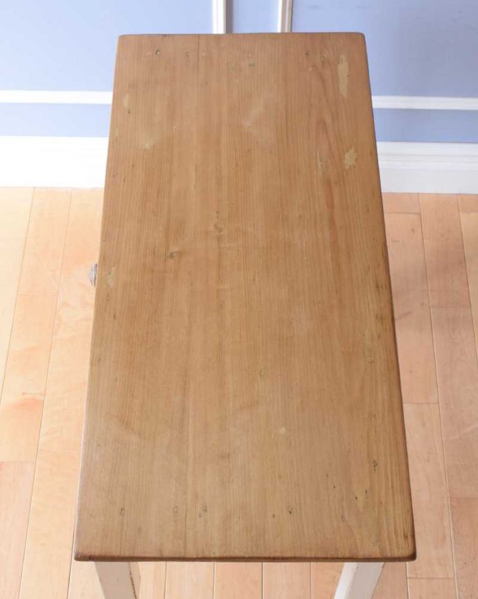 アンティークのテーブル　アンティーク家具　引き出し付きアンティーク家具、ペイント仕上げのフレンチコンソールテーブル。上から見るとこんな感じアンティークは新品ではないので経年変化によるキズや汚れはありますが、専門の職人がしっかり修復したのでキレイです。(k-2262-f)