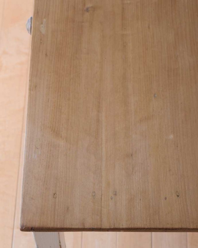 アンティークのテーブル　アンティーク家具　引き出し付きアンティーク家具、ペイント仕上げのフレンチコンソールテーブル。近くでチェック！天板を近くで見るとよく分かります。(k-2262-f)