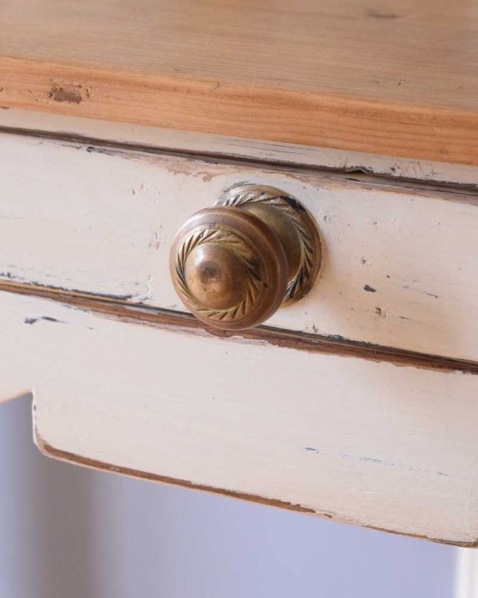 アンティークのテーブル　アンティーク家具　引き出し付きアンティーク家具、ペイント仕上げのフレンチコンソールテーブル。引き出しの取っ手は…こんな所もアンティークらしくて素敵なんです。(k-2262-f)