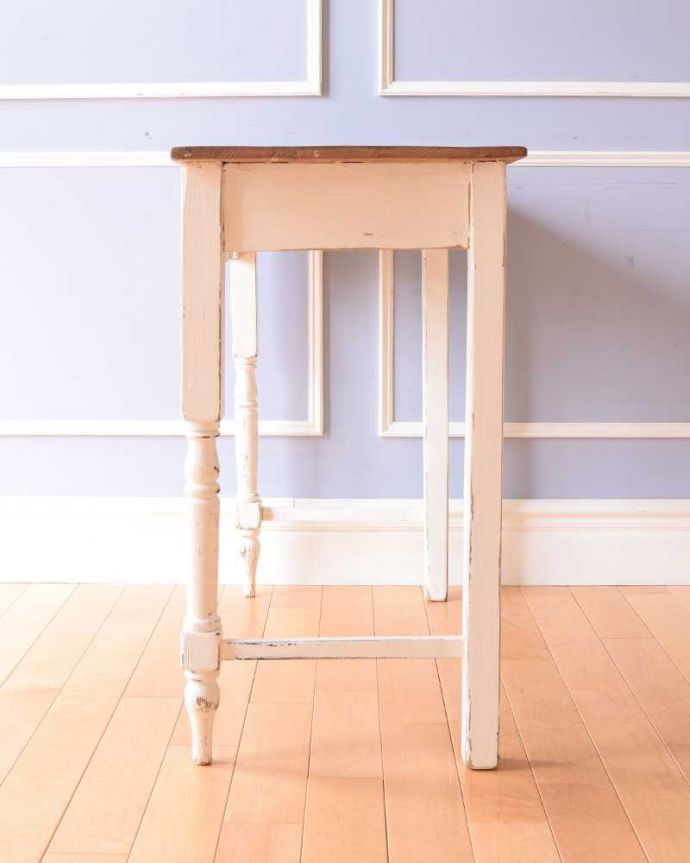 アンティークのテーブル　アンティーク家具　引き出し付きアンティーク家具、ペイント仕上げのフレンチコンソールテーブル。横から見ると…横から見るとこんな感じ。(k-2262-f)