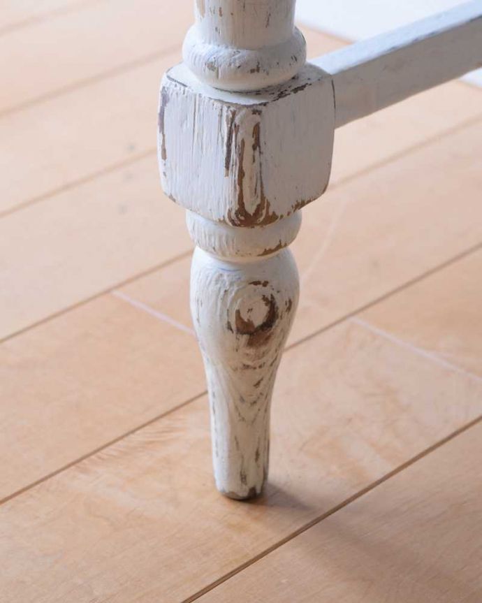 アンティークのテーブル　アンティーク家具　引き出し付きアンティーク家具、ペイント仕上げのフレンチコンソールテーブル。持ち上げなくても移動できます！Handleのアンティークは、脚の裏にフェルトキーパーをお付けしていますので、床を滑らせてれば移動が簡単です。(k-2262-f)