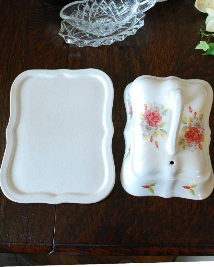 アンティーク 陶磁器の雑貨 アンティーク雑貨 アンティーク バターディッシュ。上から見るとこんな感じです状態のいいものだけを選んできましたがアンティークなので多少のキズ・汚れがある場合があります。(k-2937-z)