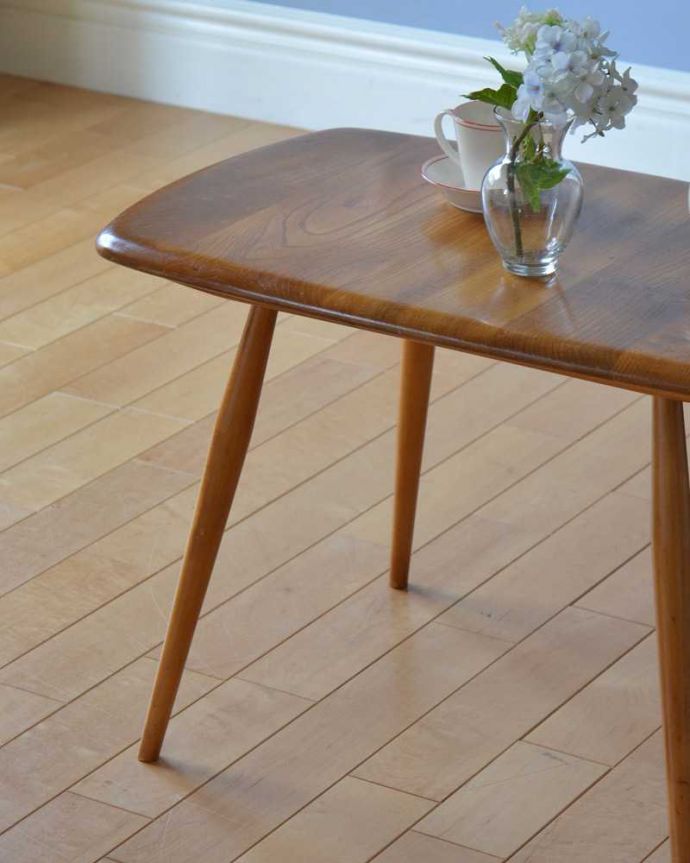 アーコールの家具　アンティーク家具　北欧スタイルの定番ブランド、アーコール社のアンティークコーヒーテーブル。クールな表情の中に見えるアーコールらしい優しさアーコールの家具って、角の落とし方が独特。(k-2263-f)