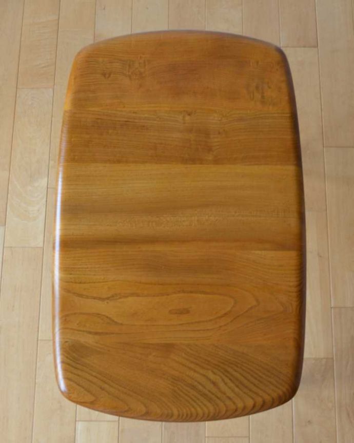 アーコールの家具　アンティーク家具　北欧スタイルの定番ブランド、アーコール社のアンティークコーヒーテーブル。やっぱり気になる天板の仕上げ方Handleのヴィンテージ家具はアンティーク専門の職人が塗装を剥離後に再塗装をしているので安心度が違います。(k-2263-f)