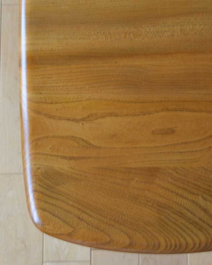 アーコールの家具　アンティーク家具　北欧スタイルの定番ブランド、アーコール社のアンティークコーヒーテーブル。近づいて見てみると･･･天板を近くで見て下さい。(k-2263-f)