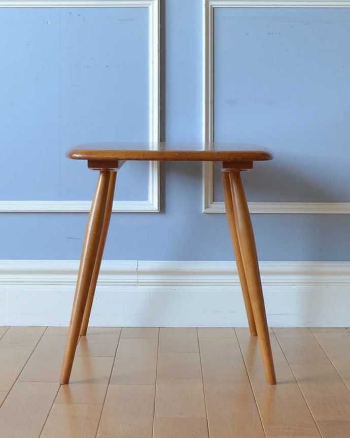 アーコールの家具　アンティーク家具　北欧スタイルの定番ブランド、アーコール社のアンティークコーヒーテーブル。こちら側も、もちろんキレイです！ヴィンテージなので経年変化によるキズはありますが、専門の職人がしっかり修復したので360度ど子から見てもキレイです。(k-2263-f)