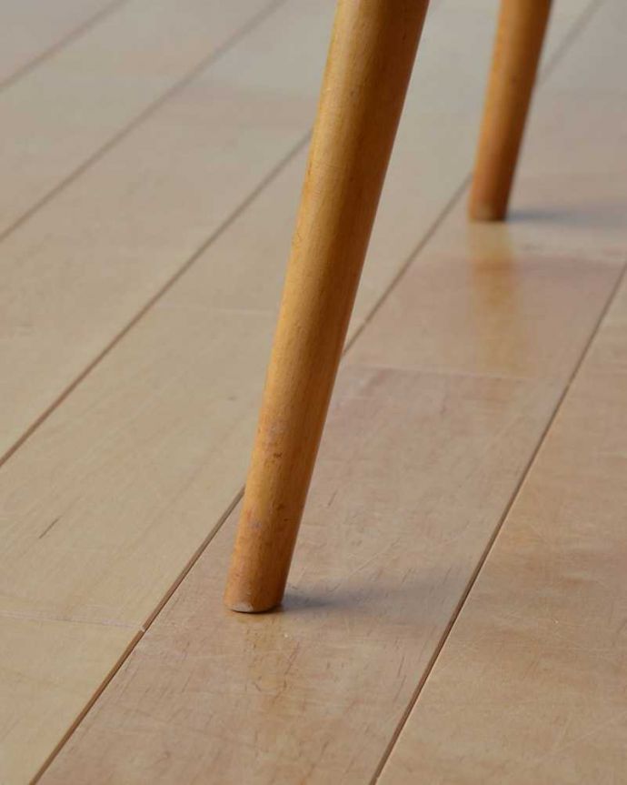 アーコールの家具　アンティーク家具　北欧スタイルの定番ブランド、アーコール社のアンティークコーヒーテーブル。持ち上げなくても移動できます！Handleのアンティークは、脚の裏にフェルトキーパーをお付けしていますので、持ち上げず床を滑らせても移動できます。(k-2263-f)