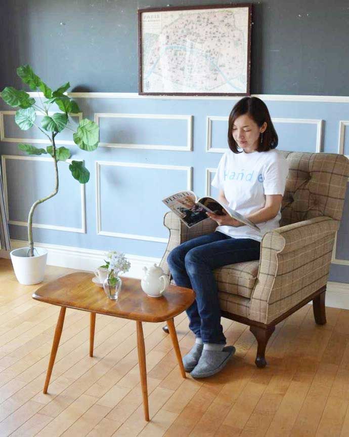 アーコールの家具　アンティーク家具　北欧スタイルの定番ブランド、アーコール社のアンティークコーヒーテーブル。持ち運びが便利なアーコールのコーヒーテーブルアーコールらしいフォルムが特徴のコンパクトなサイズのコーヒーテーブル。(k-2263-f)