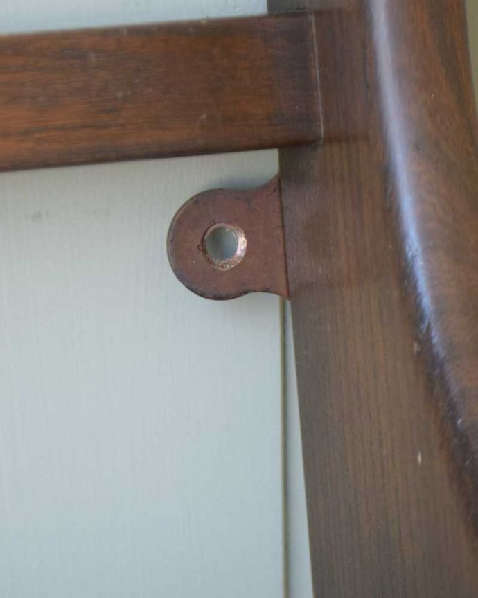 アーコールの家具　アンティーク家具　ディスプレイが楽しくなる、アーコール社の小さなウォールシェルフ（ヴィンテージプレートラック）。壁に取り付け出来ます。(k-2264k-f)