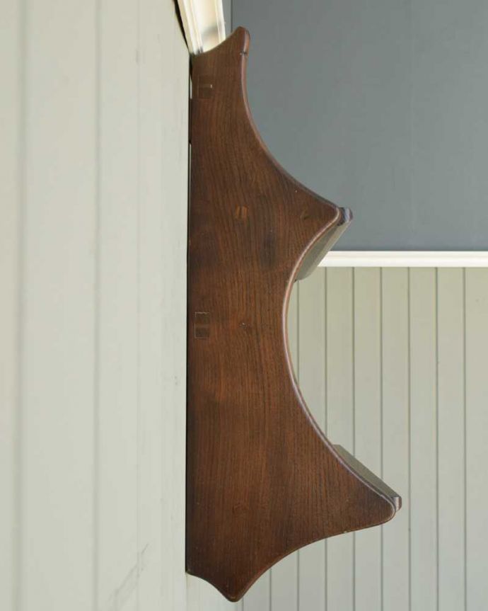 アーコールの家具　アンティーク家具　ディスプレイが楽しくなる、アーコール社の小さなウォールシェルフ（ヴィンテージプレートラック）。横から見ると、こんなデザインですもちろん横顔だってキレイ！どこから見ても壁に映えてオシャレです。(k-2264k-f)