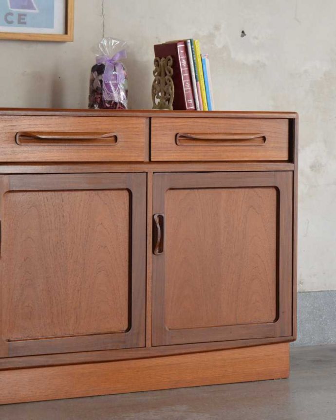 G-PLAN(Gプラン)　アンティーク家具　リビングボードにおススメ、オシャレで片付け上手なG-planのアンティークサイドボード。ヴィンテージ家具らしいあたたかさ。(k-2265-f)