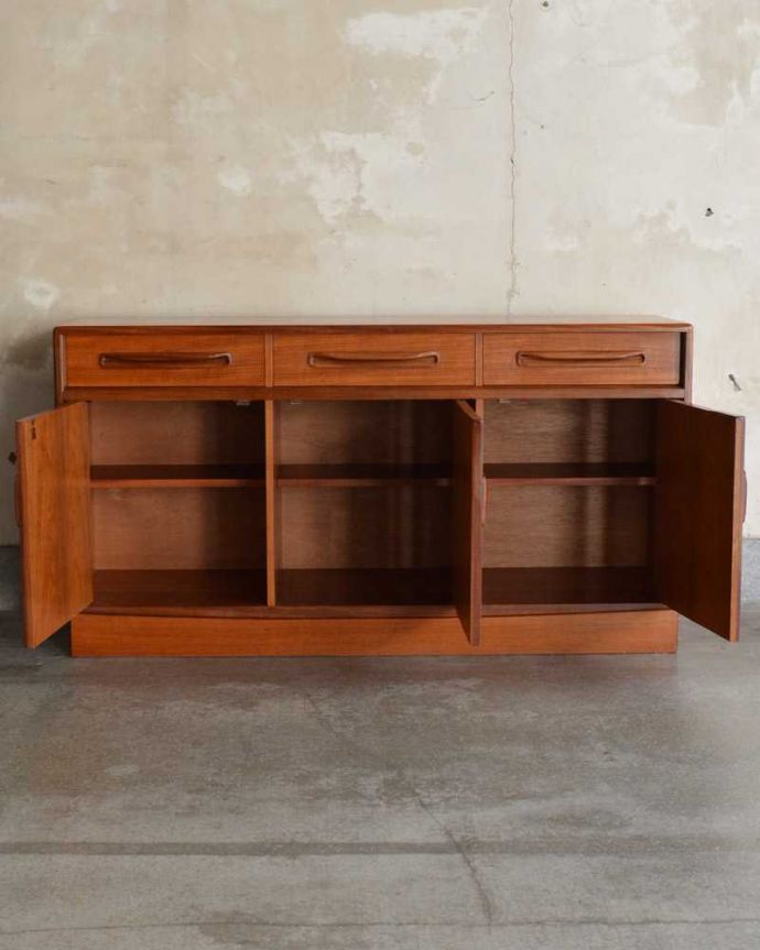 G-PLAN(Gプラン)　アンティーク家具　リビングボードにおススメ、オシャレで片付け上手なG-planのアンティークサイドボード。扉の奥はたっぷり収納扉を開けると、中にはたっぷりの収納。(k-2265-f)