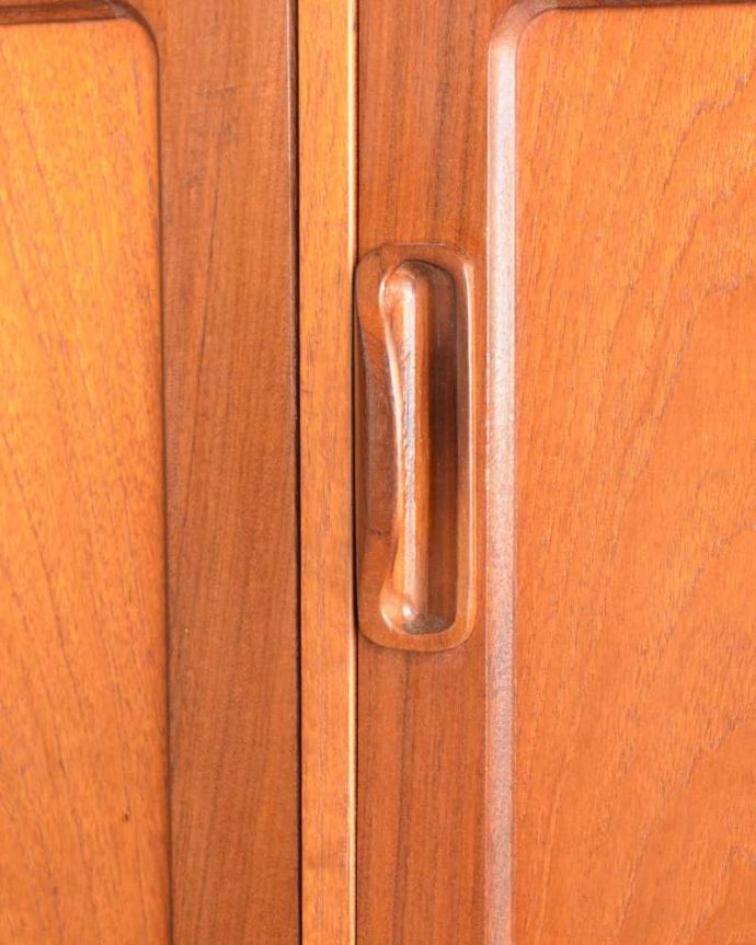 G-PLAN(Gプラン)　アンティーク家具　リビングボードにおススメ、オシャレで片付け上手なG-planのアンティークサイドボード。扉の木目があたたかさを演出クールなデザインなのに、なんだかほっとするあたたかさ。(k-2265-f)