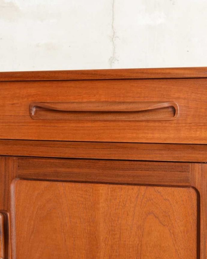 G-PLAN(Gプラン)　アンティーク家具　リビングボードにおススメ、オシャレで片付け上手なG-planのアンティークサイドボード。デザインの一部になっている取っ手取っ手のデザインもシンプルかつ機能的に。(k-2265-f)