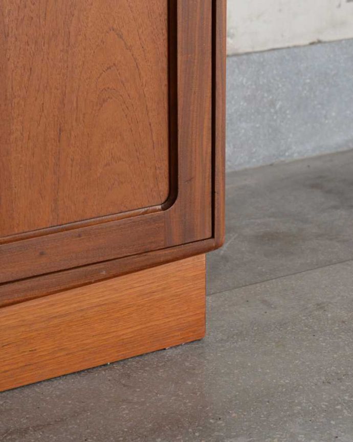 G-PLAN(Gプラン)　アンティーク家具　リビングボードにおススメ、オシャレで片付け上手なG-planのアンティークサイドボード。スッキリとした脚の裏には…Handleの家具の脚裏にはフェルトキーパーをお付けしています。(k-2265-f)