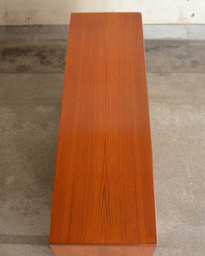 G-PLAN(Gプラン)　アンティーク家具　リビングボードにおススメ、オシャレで片付け上手なG-planのアンティークサイドボード。天板の塗装もキレイに仕上げましたヴィンテージの家具は修復方法が様々。(k-2265-f)