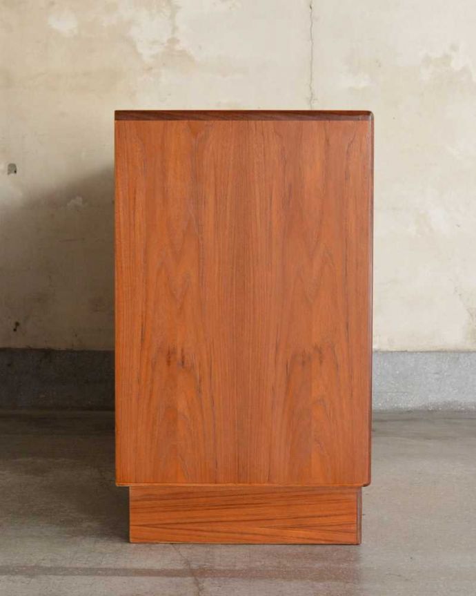 G-PLAN(Gプラン)　アンティーク家具　リビングボードにおススメ、オシャレで片付け上手なG-planのアンティークサイドボード。横から見てもスッキリどこから見てもスッキリとしてステキなヴィンテージ。(k-2265-f)