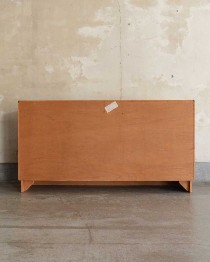 G-PLAN(Gプラン)　アンティーク家具　リビングボードにおススメ、オシャレで片付け上手なG-planのアンティークサイドボード。もちろん後ろ姿もキレイですビンテージは新品ではないので、もちろん経年変化によるキズはあります。(k-2265-f)