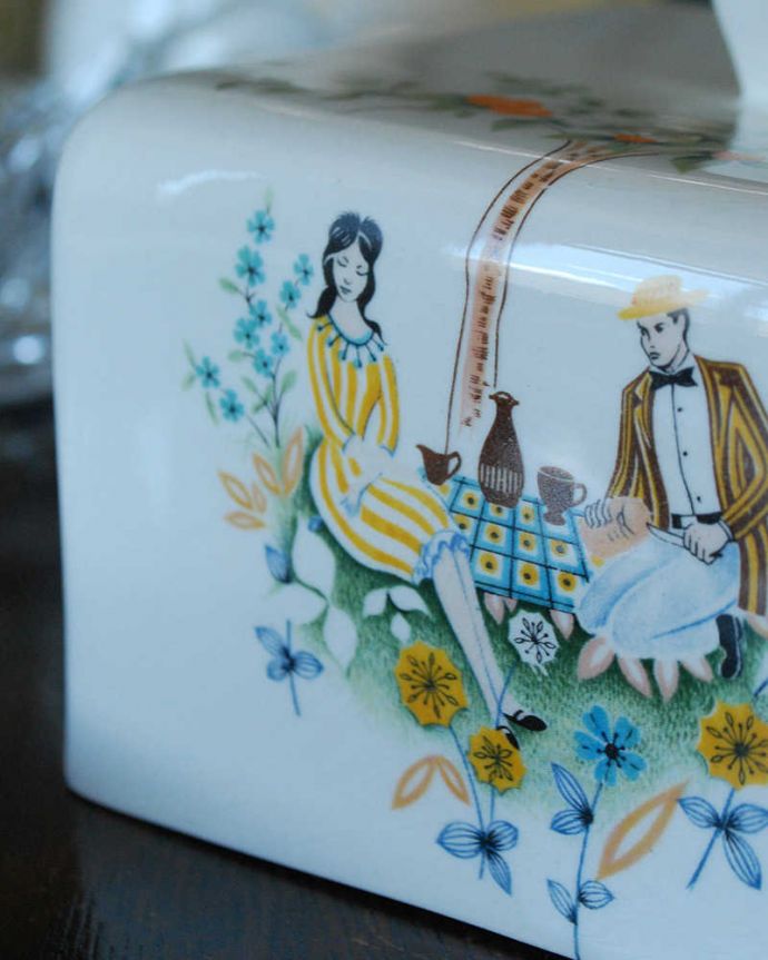 アンティーク 陶磁器の雑貨 アンティーク雑貨 お花畑でティータイム、ベスウィック社の可愛いアンティークバターディッシュ(BESWICK ENGLAND)。ディスプレイにもぴったり見た目も華やかなアンティークのバターディッシュです。(k-2265-z)