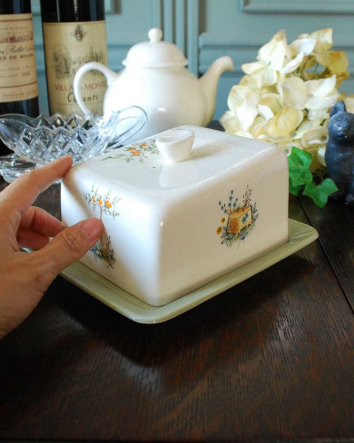 アンティーク 陶磁器の雑貨 アンティーク雑貨 お花畑でティータイム、ベスウィック社の可愛いアンティークバターディッシュ(BESWICK ENGLAND)。ちょっと贅沢な気分のバターディッシュ もともとバターを入れるために作られた器。(k-2265-z)