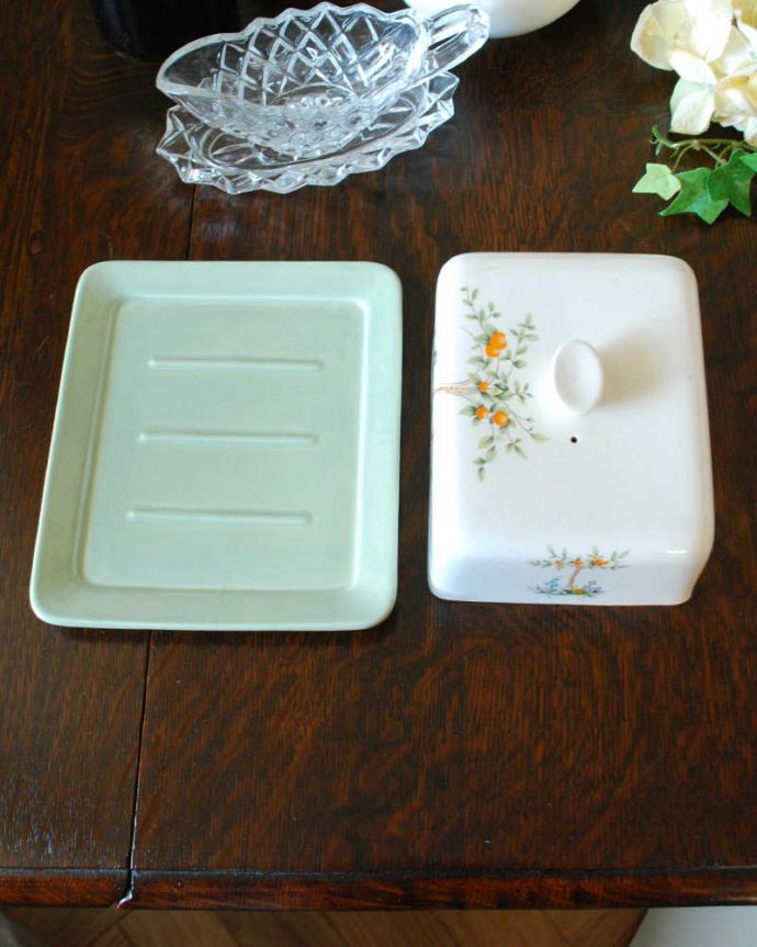 アンティーク 陶磁器の雑貨 アンティーク雑貨 お花畑でティータイム、ベスウィック社の可愛いアンティークバターディッシュ(BESWICK ENGLAND)。上から見るとこんな感じです状態のいいものだけを選んできましたがアンティークなので多少のキズ・汚れがある場合があります。(k-2265-z)