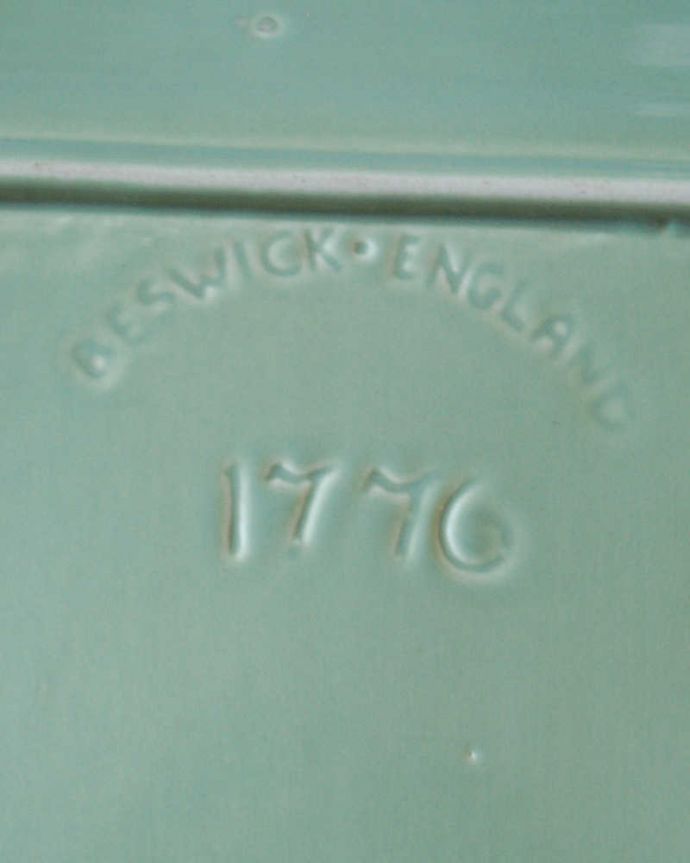 アンティーク 陶磁器の雑貨 アンティーク雑貨 お花畑でティータイム、ベスウィック社の可愛いアンティークバターディッシュ(BESWICK ENGLAND)。裏側には品質の証製造メーカー保証の意味がこもった窯印、ポーセリンマークがあります。(k-2265-z)