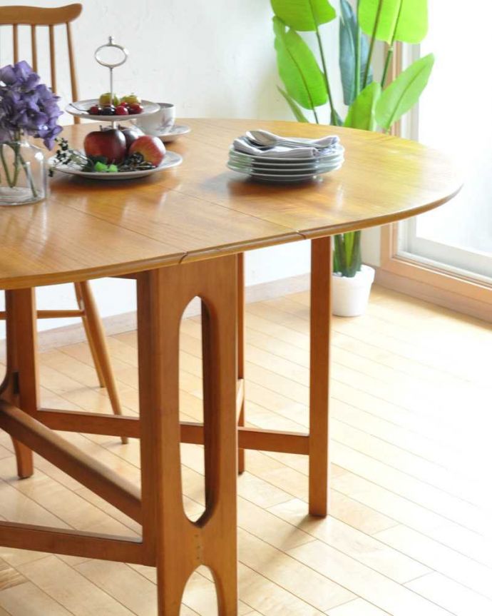 アンティークのテーブル　アンティーク家具　北欧スタイルのホールディングテーブル、ヴィンテージドロップリーフテーブル（伸張式）。あっと言う間に大きくなったり小さくなったりバタフライ（蝶々）が羽を開いたり閉じたりするように、簡単にサイズを変えることが出来ます。(k-2266-f)