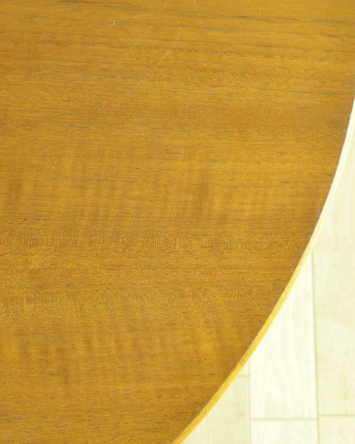 アンティークのテーブル　アンティーク家具　北欧スタイルのホールディングテーブル、ヴィンテージドロップリーフテーブル（伸張式）。近づいて見てみると･･･手間暇を掛けてアンティーク家具専門の職人が丁寧に修復した天板は、木目も美しいんです。(k-2266-f)