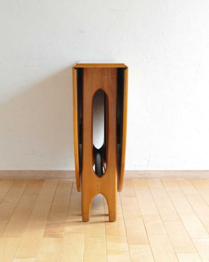 アンティークのテーブル　アンティーク家具　北欧スタイルのホールディングテーブル、ヴィンテージドロップリーフテーブル（伸張式）。横から見てみると･･･テーブルを横から見るとこんな感じ。(k-2266-f)