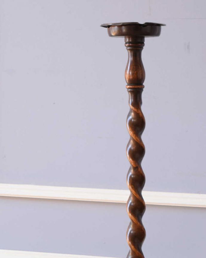 めずらしい家具　アンティーク家具　英国輸入のアンティーク家具、ツイスト脚の美しいアッシュトレイスタンド(灰皿)。小さくてもアンティークの気品タップリ。(k-2267-f)