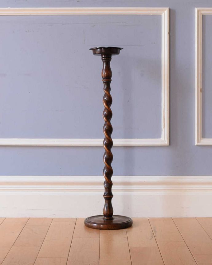 めずらしい家具　アンティーク家具　英国輸入のアンティーク家具、ツイスト脚の美しいアッシュトレイスタンド(灰皿)。横から見てもステキアンティークは新品ではないので、もちろん経年変化によるキズはありますが、専門の職人がお直しをしているので、どこから見てもキレイです。(k-2267-f)