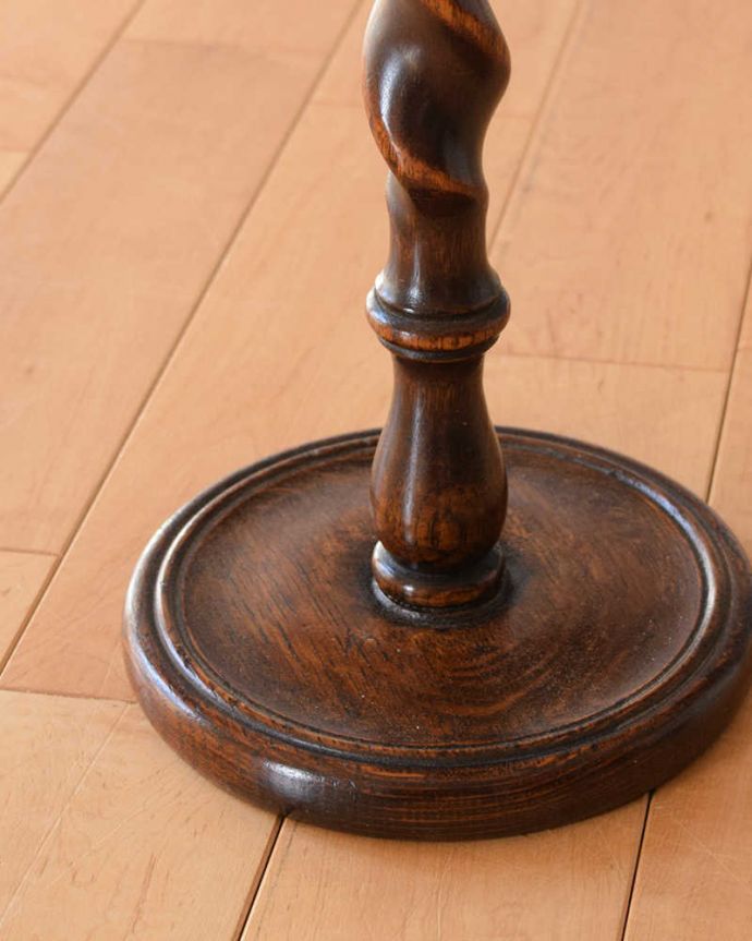 めずらしい家具　アンティーク家具　英国輸入のアンティーク家具、ツイスト脚の美しいアッシュトレイスタンド(灰皿)。Handleの家具の脚の裏には･･･Handleのアンティーク家具は、床にキズが付かないよう脚の裏にフェルトキーパーをお付けしています。(k-2267-f)