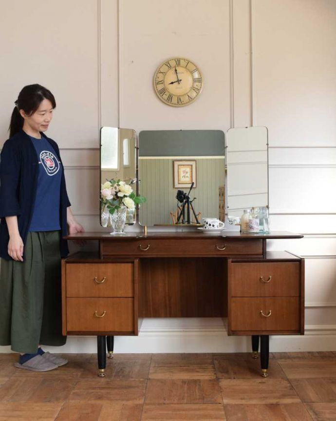 G-PLAN(Gプラン) アンティーク家具 G-PLANのヴィンテージ家具、北欧スタイルの3面鏡ドレッシングチェスト(トラー&ブラック)。クールに決まる北欧スタイルのドレッサースッキリとシンプルな北欧スタイルのドレッシングチェストは、どんなお部屋にもカッコよく似合います。(k-2268-f)