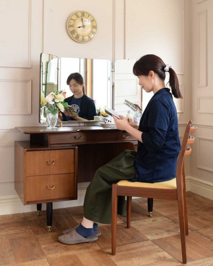 G-PLAN(Gプラン) アンティーク家具 G-PLANのヴィンテージ家具、北欧スタイルの3面鏡ドレッシングチェスト(トラー&ブラック)。2WAYで使える便利なドレッサー大きくて広々としている天板は、ドレッサーとして使うだけじゃなくてデスクとしても大活躍。(k-2268-f)