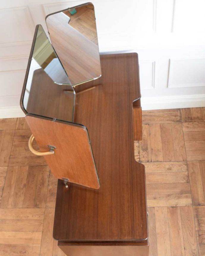 G-PLAN(Gプラン) アンティーク家具 G-PLANのヴィンテージ家具、北欧スタイルの3面鏡ドレッシングチェスト(トラー&ブラック)。デスクとしても使える広々天板広々とした天板の上はデスクとしても使えるように塗装もキレイに修復しました。(k-2268-f)