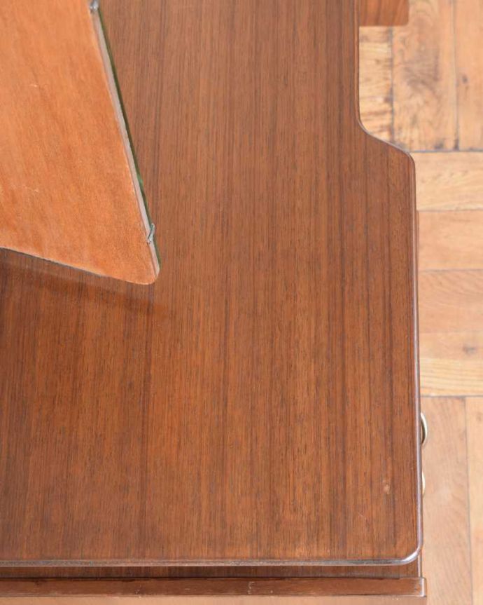 G-PLAN(Gプラン) アンティーク家具 G-PLANのヴィンテージ家具、北欧スタイルの3面鏡ドレッシングチェスト(トラー&ブラック)。天板の塗装もキレイに仕上げましたヴィンテージの家具は新品ではないのでキズや汚れはありますが、デスクとしても使えるように天板もしっかりキレイに修復しました。(k-2268-f)