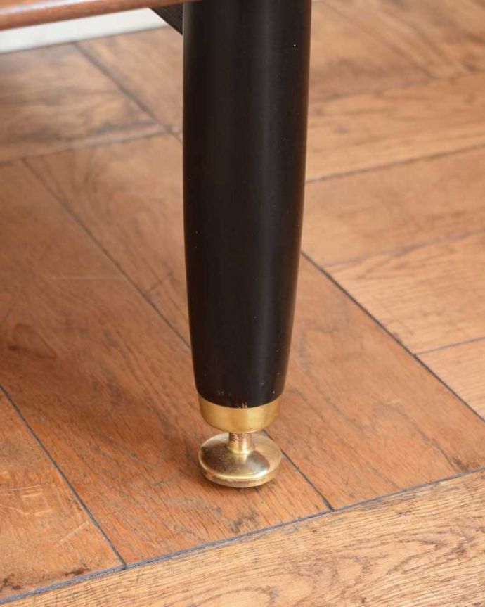 G-PLAN(Gプラン) アンティーク家具 G-PLANのヴィンテージ家具、北欧スタイルの3面鏡ドレッシングチェスト(トラー&ブラック)。 女性1人でラクラク運べちゃう仕掛けHandleのアンティークは、脚の裏にフェルトキーパーをお付けしています。(k-2268-f)