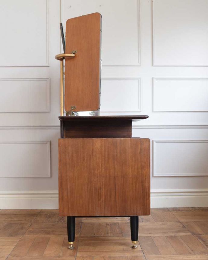 G-PLAN(Gプラン) アンティーク家具 G-PLANのヴィンテージ家具、北欧スタイルの3面鏡ドレッシングチェスト(トラー&ブラック)。横から見てもカッコいい北欧スタイルの家具は横から見てもクール。(k-2268-f)