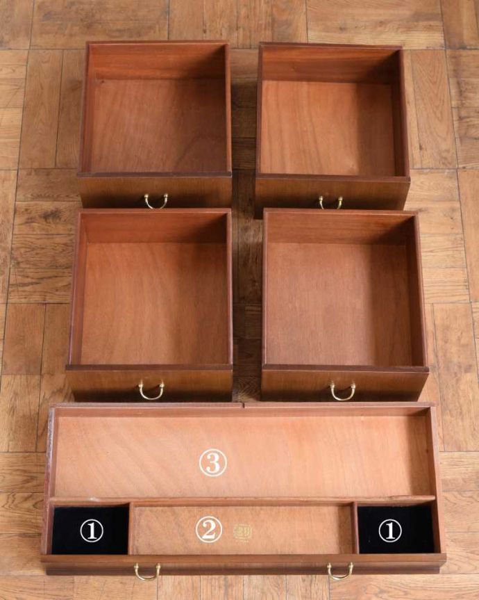 G-PLAN(Gプラン) アンティーク家具 G-PLANのヴィンテージ家具、北欧スタイルの3面鏡ドレッシングチェスト(トラー&ブラック)。引き出しの中もキレイに修復しました細々としたものを安心して収納していただけるよう引き出しの中もキレイにお直ししてあります。(k-2268-f)