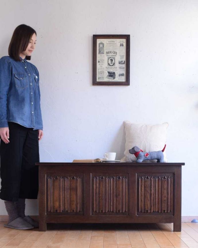 ブランケットボックス・収納ボックス　アンティーク家具　贅沢に彫りがたっぷり刻まれた、英国輸入のアンティークの木製コファ。いろんな場所で便利に使えるアンティーク家具の中で一番基本となるブランケットボックス。(k-2269-f)