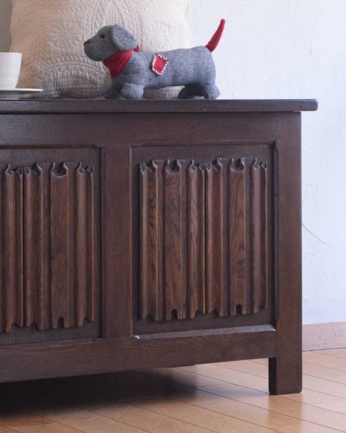 ブランケットボックス・収納ボックス　アンティーク家具　贅沢に彫りがたっぷり刻まれた、英国輸入のアンティークの木製コファ。アンティークらしい彫りの美しさが魅力豪華な彫りの美しさがアンティークらしい雰囲気。(k-2269-f)