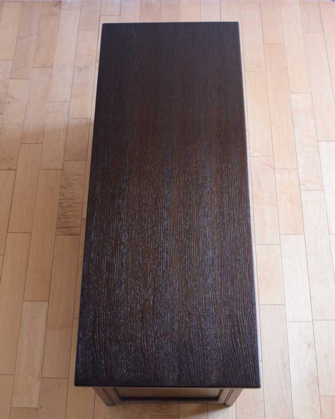 ブランケットボックス・収納ボックス　アンティーク家具　贅沢に彫りがたっぷり刻まれた、英国輸入のアンティークの木製コファ。天板もピカピカに仕上げました一番目立つ場所だから、修復の時、天板もキレイに仕上げました。(k-2269-f)