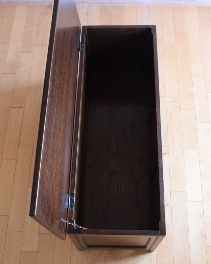 ブランケットボックス・収納ボックス　アンティーク家具　贅沢に彫りがたっぷり刻まれた、英国輸入のアンティークの木製コファ。フタを開くと･･･本やクッション、ブランケットなど、リビングで散らかっているものをたっぷり収納できます。(k-2269-f)