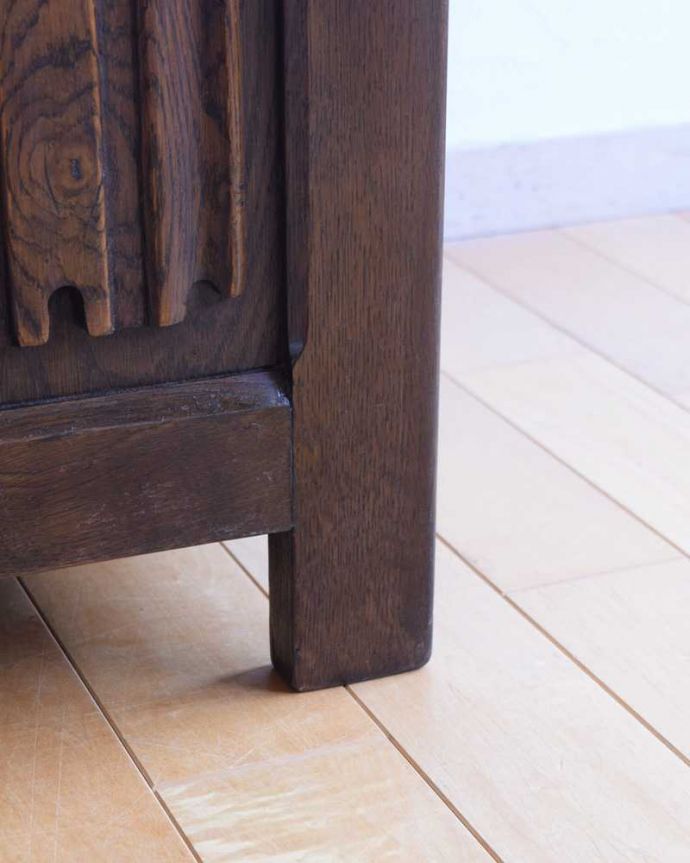 ブランケットボックス・収納ボックス　アンティーク家具　贅沢に彫りがたっぷり刻まれた、英国輸入のアンティークの木製コファ。女性1人でラクラク運べちゃう仕掛けHandleのアンティークは、脚の裏にフェルトキーパーをお付けしています。(k-2269-f)