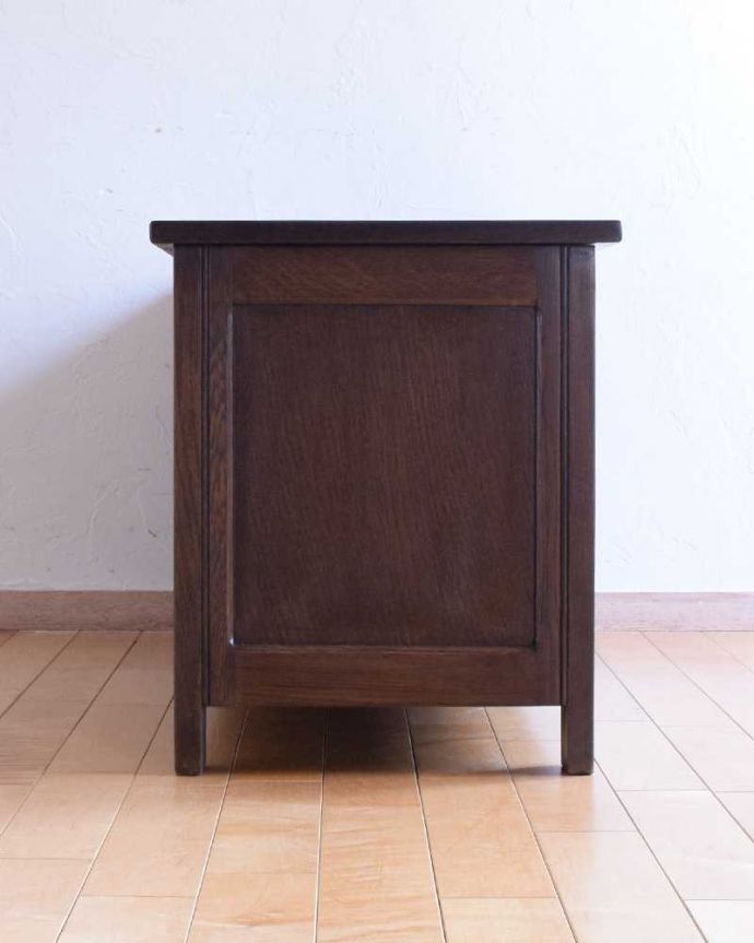 ブランケットボックス・収納ボックス　アンティーク家具　贅沢に彫りがたっぷり刻まれた、英国輸入のアンティークの木製コファ。横から見てもキレイですもちろん、横顔だってキレイ！どこから見ても絵になります。(k-2269-f)