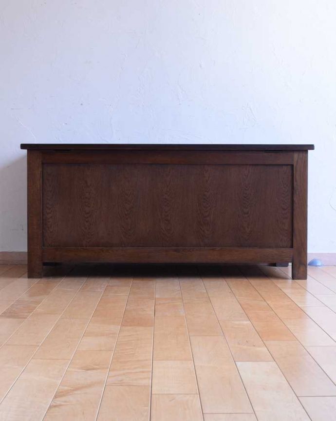 ブランケットボックス・収納ボックス　アンティーク家具　贅沢に彫りがたっぷり刻まれた、英国輸入のアンティークの木製コファ。後ろ姿も見て下さい。(k-2269-f)