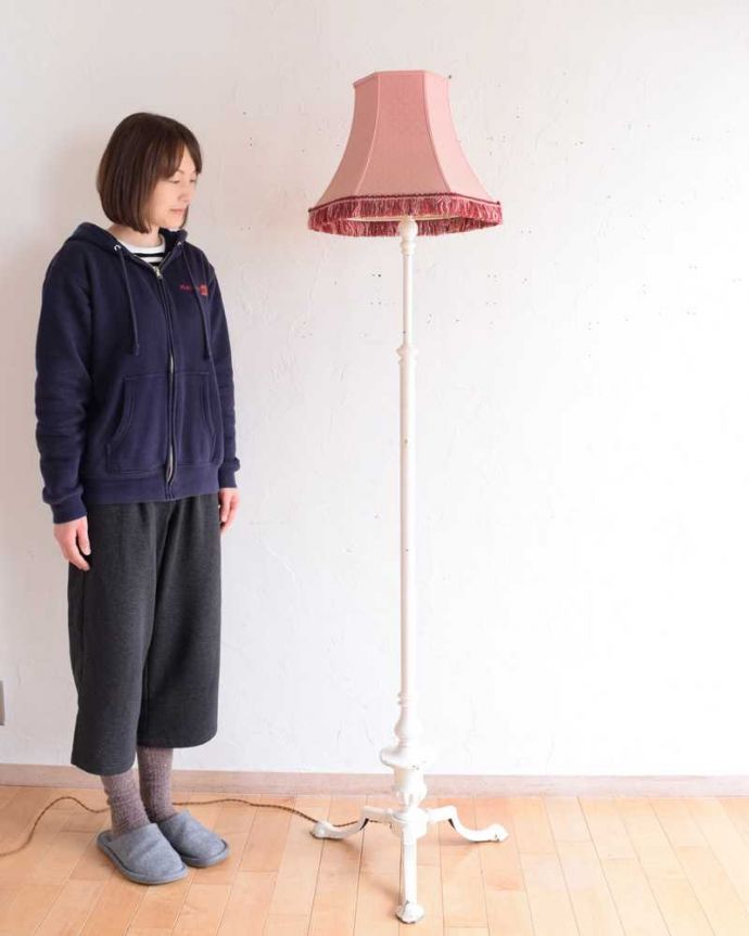 スタンドライト　照明・ライティング　ホワイトの可愛いアンティークのシェード付きフロアランプ（B22シャンデリア球付）。。(k-2271-f)