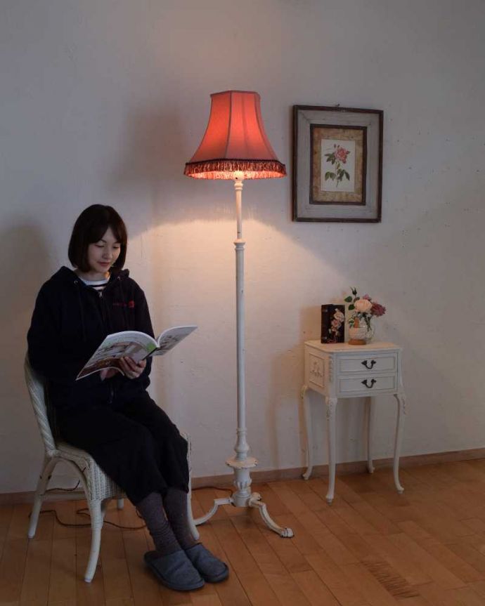 スタンドライト　照明・ライティング　ホワイトの可愛いアンティークのシェード付きフロアランプ（B22シャンデリア球付）。。(k-2271-f)