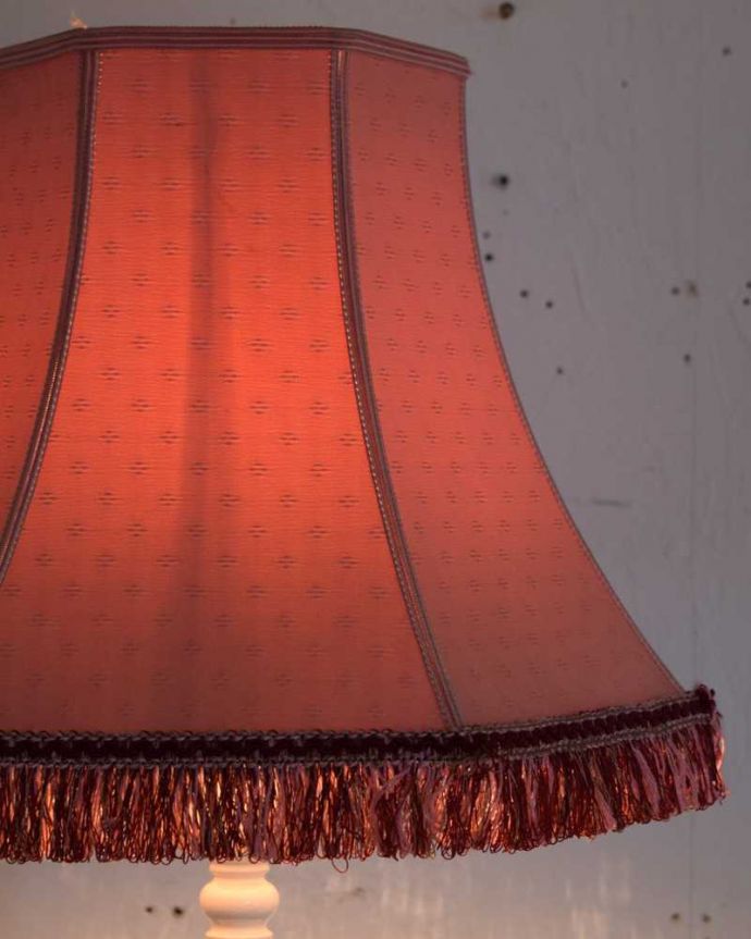 スタンドライト　照明・ライティング　ホワイトの可愛いアンティークのシェード付きフロアランプ（B22シャンデリア球付）。。(k-2271-f)